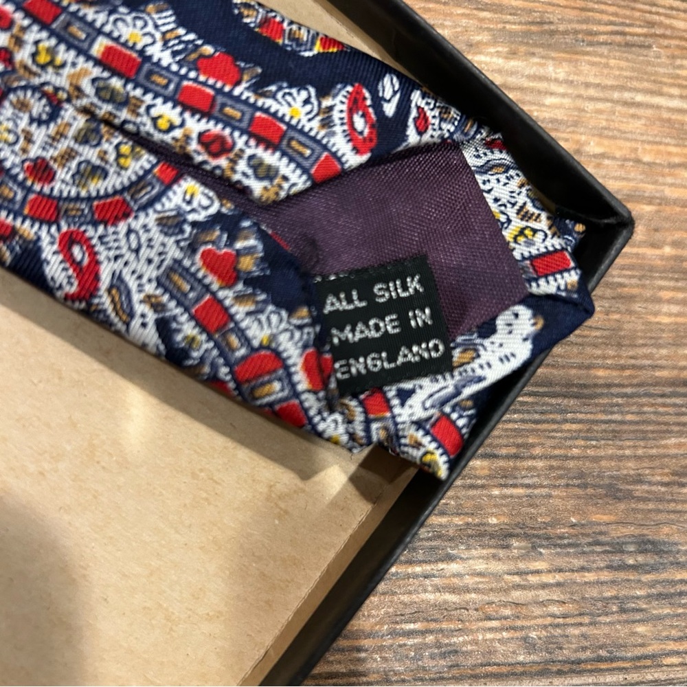 Vintage John Comfort for Richard’s Greenwich Tie | Made in England | 100% Silk - Picture 6 of 11